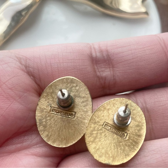 Richelieu Vintage Gold Framed Oval Pearl Earrings - Picture 5 of 6